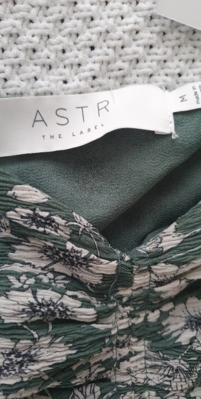 Womans Astr The Label womans Blouse V-Neck Off Shoulder Green Floral M Medium - Picture 2 of 7